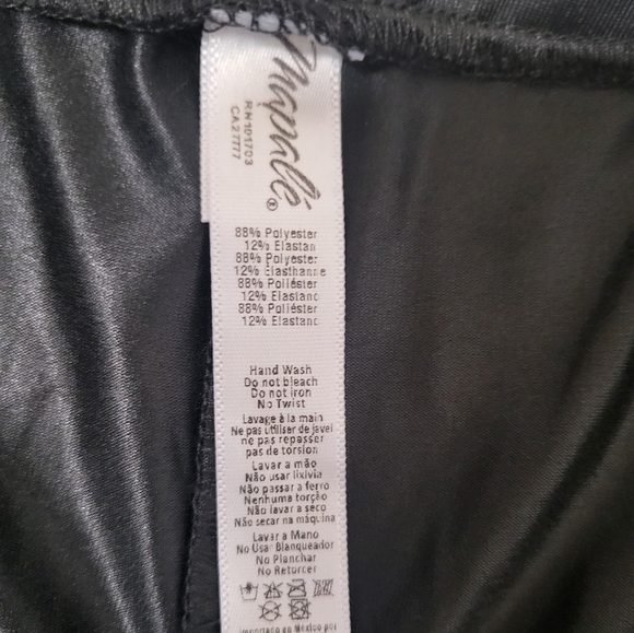 Black midi skirt with gold snap buttons. Size medium - Picture 5 of 5